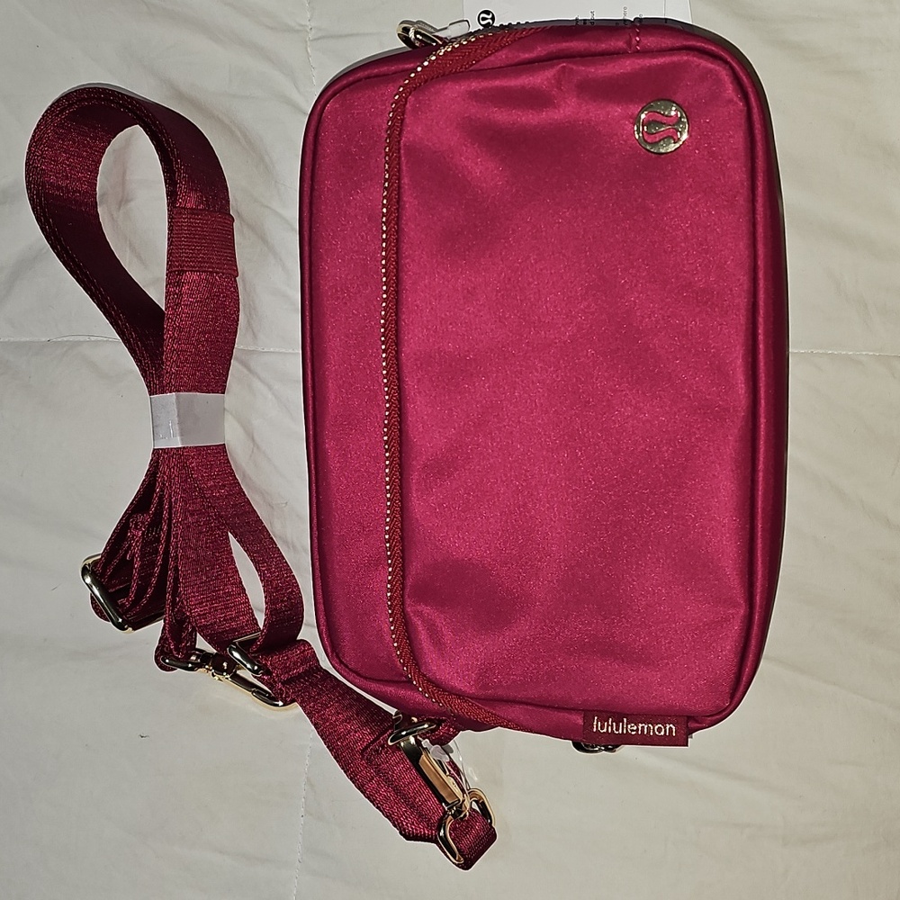 Lululemon Everywhere Crossbody Bag! Metal Hardware! BRML/GOLD!!